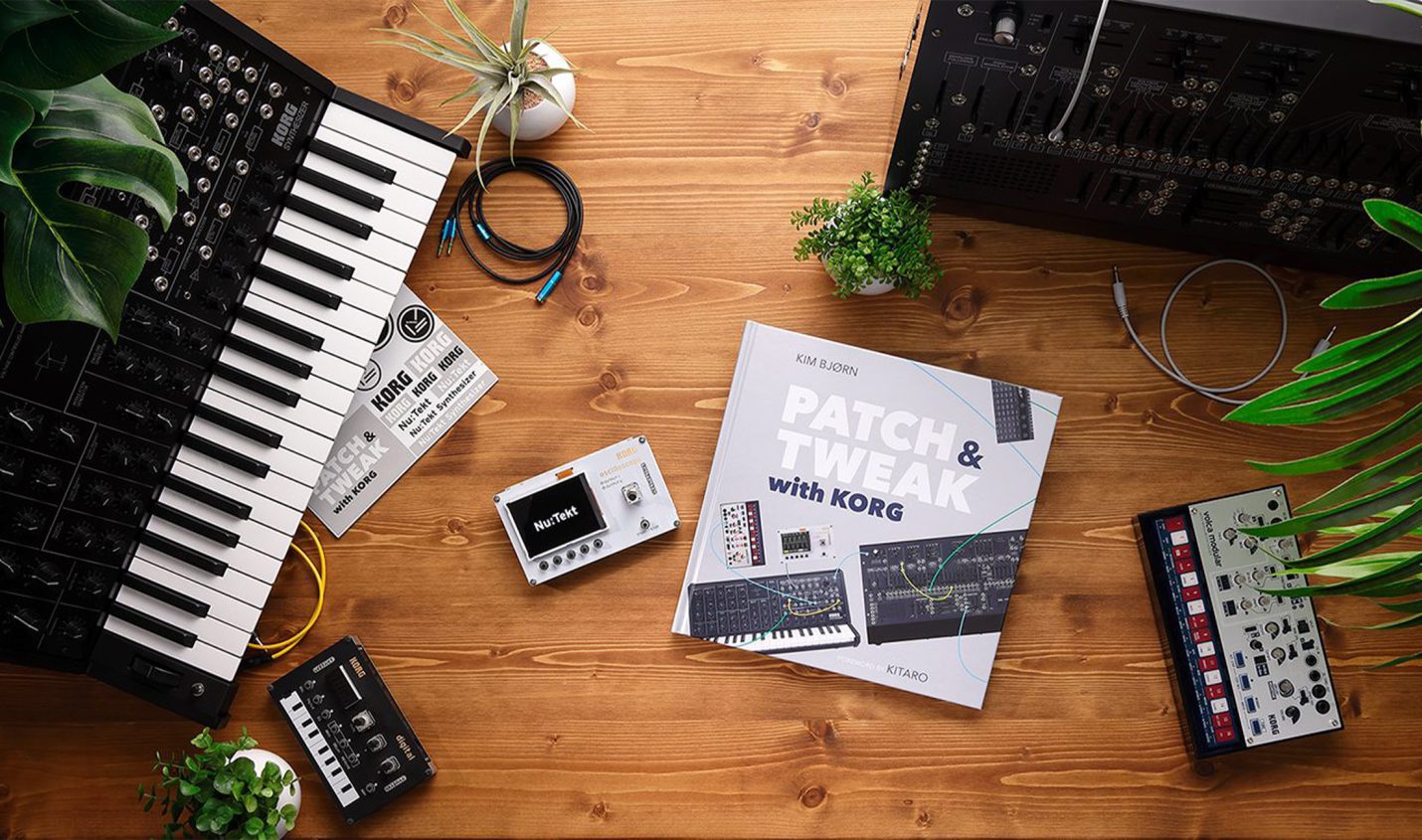 Superbooth 2022: Korg NTS-2 Oscilloscope mit Sachbuch von Bjooks