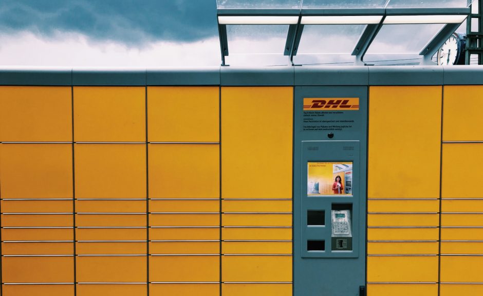 Neue Preisstruktur von DHL bedroht kleine Vinyl-Händler:innen