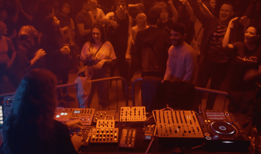 Live-Techno Dokumentation: PETRU über Freud und Leid als Live-Artist