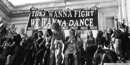 'Exist To Resist': Fotobuch über britische Rave-, Soundsystem- und Festival-Kultur