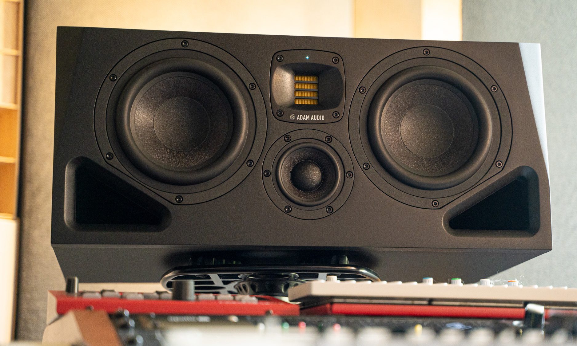 Adam Audio A77H im Studio.