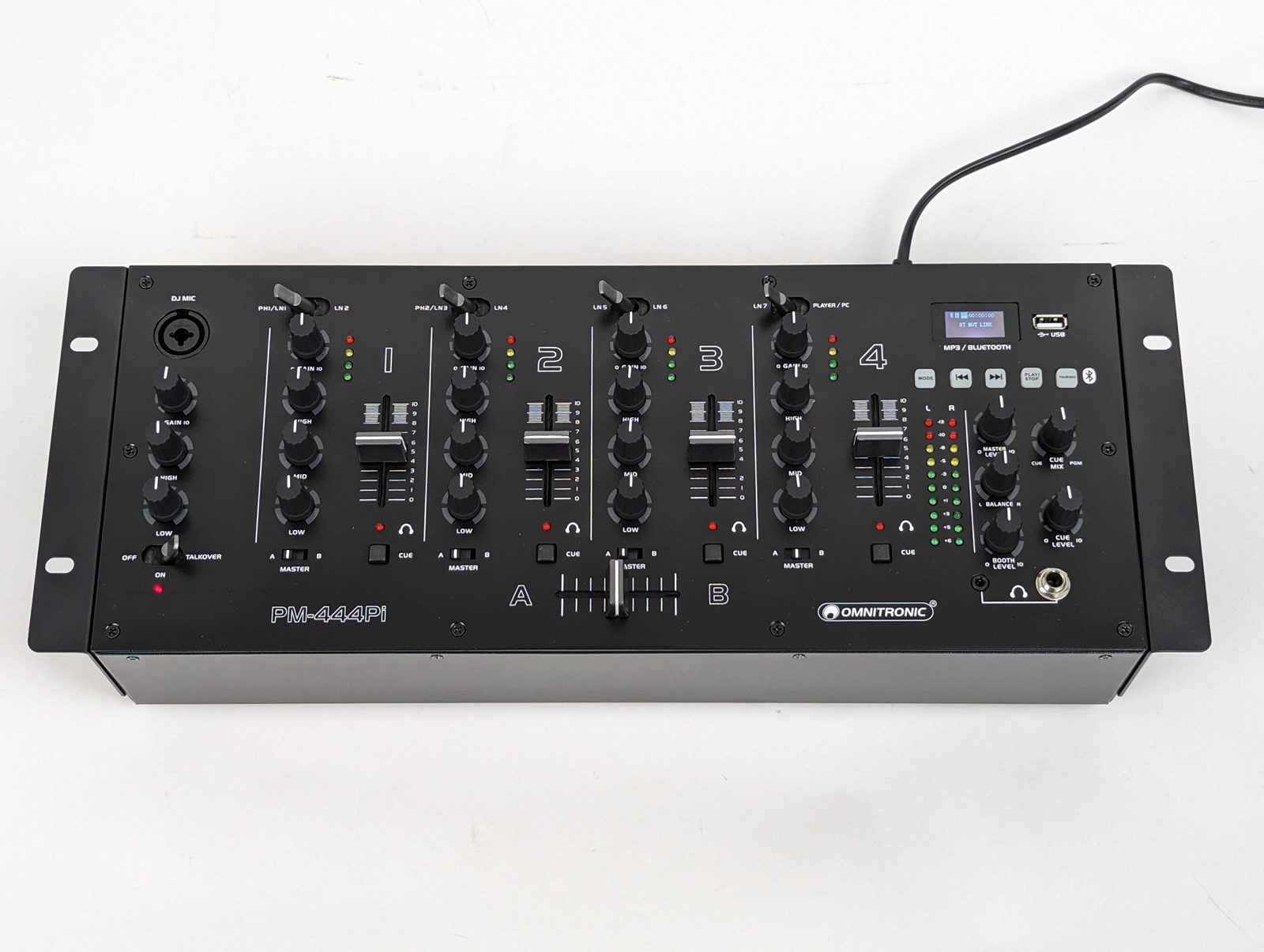 Omnitronic PM-444Pi von schr&auml;g vorne.