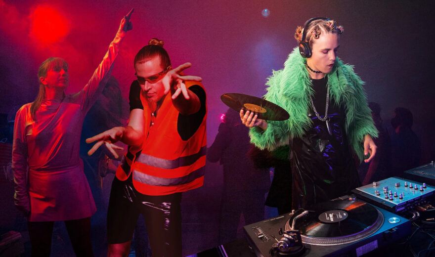 Mockumentary: ARD’s 'Szene Report‘ nimmt 90er-Raves auf die Schippe