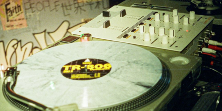 Roland und Serato feiern TB-303 und TR-606 mit Vinyl-Release