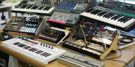 Weltkarte zeigt die beliebtesten Synthesizer-Marken nach Ländern