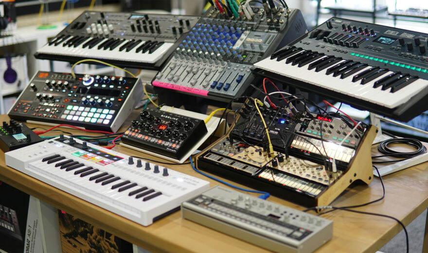 Weltkarte zeigt die beliebtesten Synthesizer-Marken nach Ländern