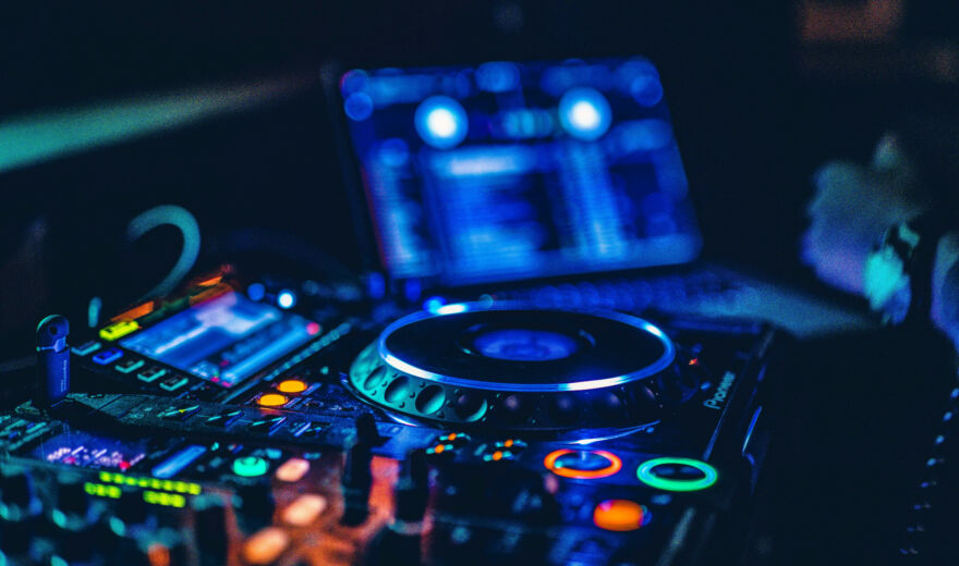 Twitch: DJs müssen in Zukunft Abgaben an Labels zahlen