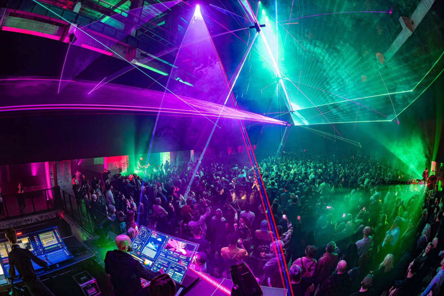 Vektor Live im Kraftwerk Berlin: Laser, Licht, Musik und Hingabe 