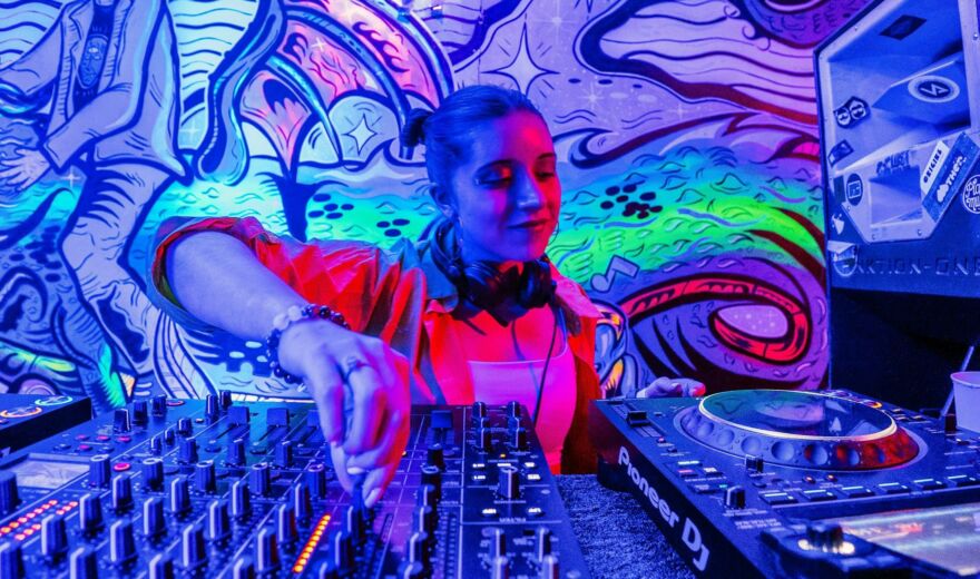 FLINTA* in der DJ-Branche: Herausforderungen und Chancen