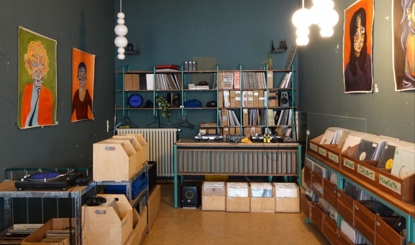 München: Riviera Records verkauft 3000 reduzierte Platten nach Flutschaden im Lagerhaus