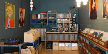 München: Riviera Records verkauft 3000 reduzierte Platten nach Flutschaden im Lagerhaus