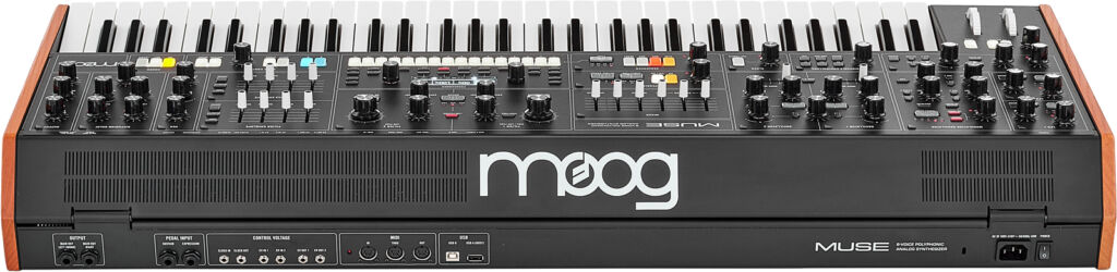 Moog Muse schr&auml;g von hinten.