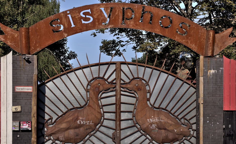 Sisyphos: Abgewiesener Gast rammte das Eingangstor