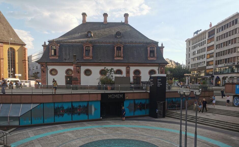 Frankfurt: MOMEM zeigt neue Ausstellung zu Italo Disco