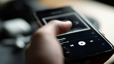 Spotify: Vorwurf von lizenzfreier Stock Musik und systematischer Einsparung