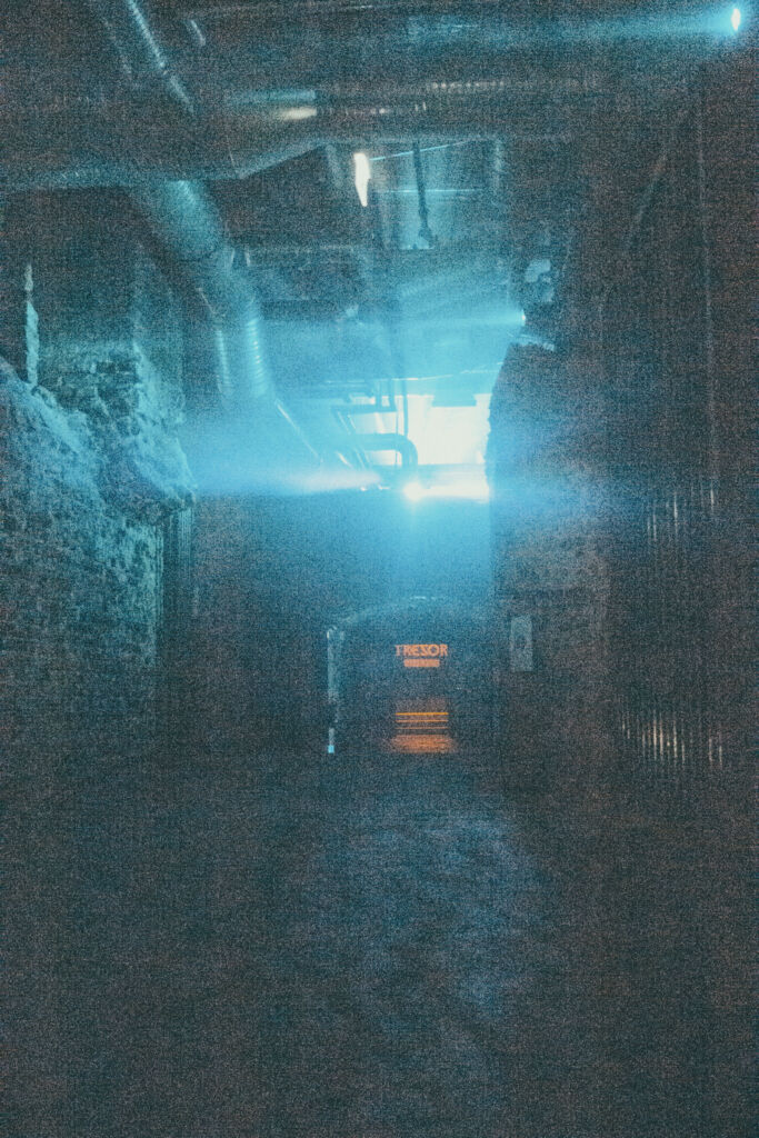 Ein nebeliger Flur im Tresor.West. Man sieht einen Eingang mit dem Logo des Tresors dar&uuml;ber.