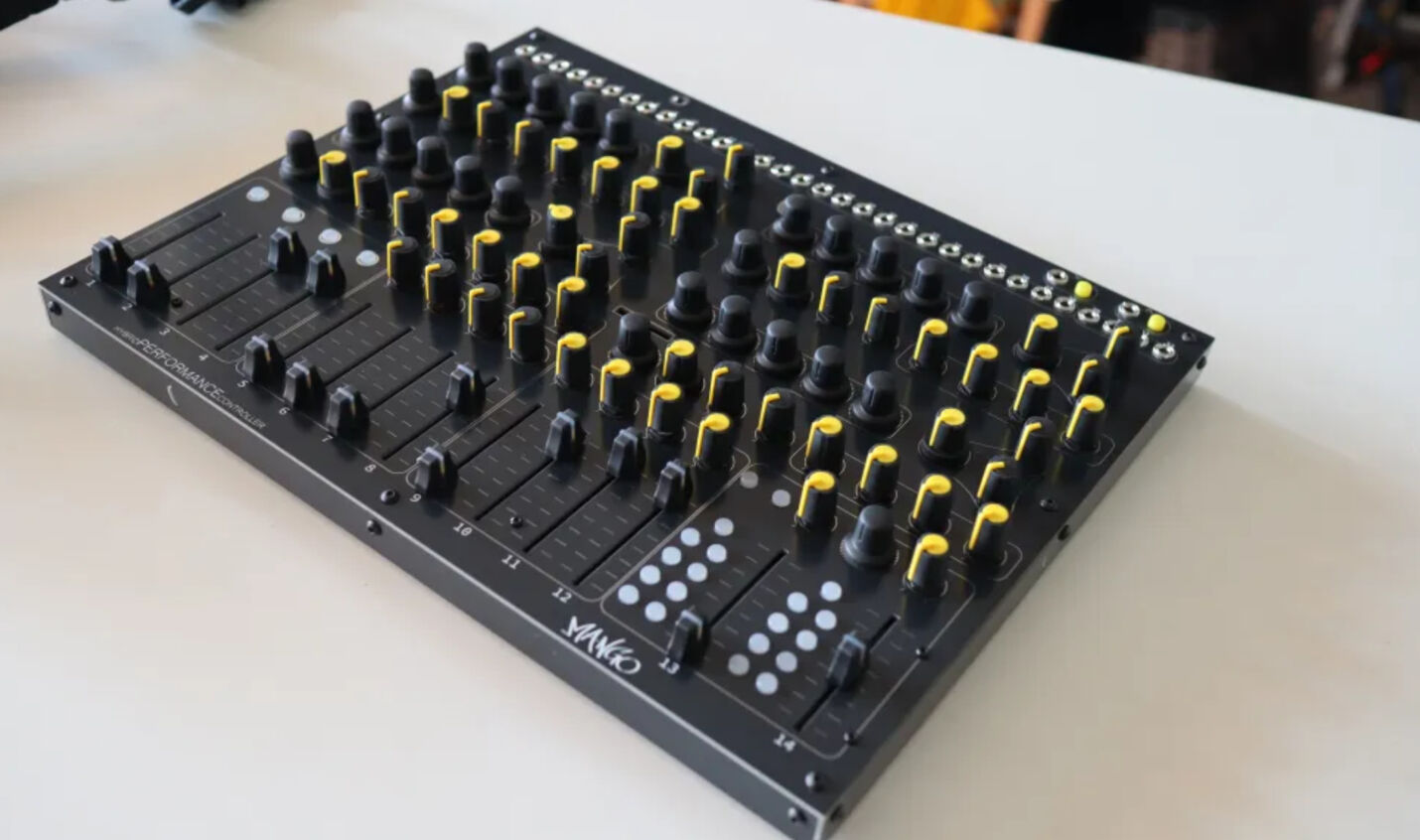 NoisyFruitsLab Mango: Hybrider Desktop-MIDI/CV-Controller kann vorbestellt werden