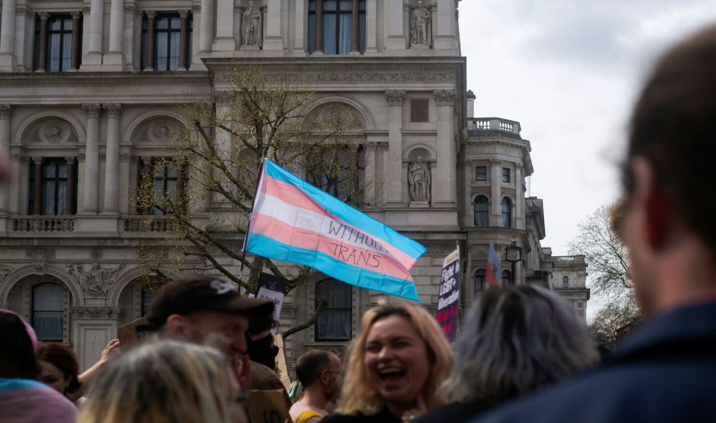 Offener Brief: Über 400 Musiker:innen unterstützen trans Rechte in UK