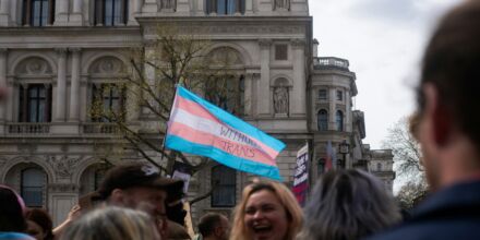 Offener Brief: Über 400 Musiker:innen unterstützen trans Rechte in UK