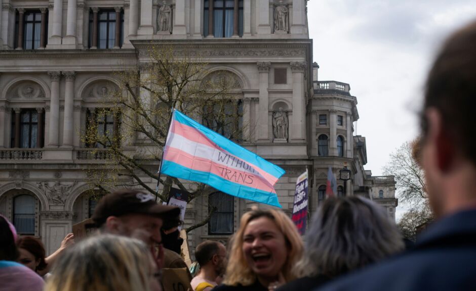 Offener Brief: Über 400 Musiker:innen unterstützen trans Rechte in UK