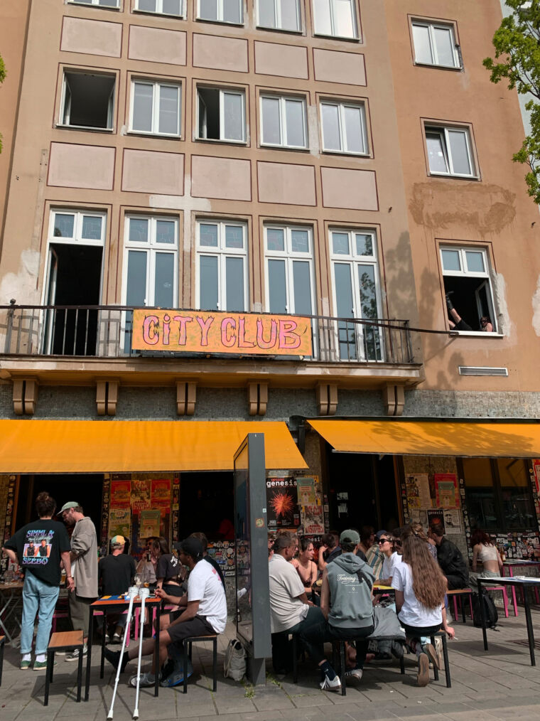 Razzia im City Club Augsburg: Großer Polizeieinsatz sorgt für heftige Kritik