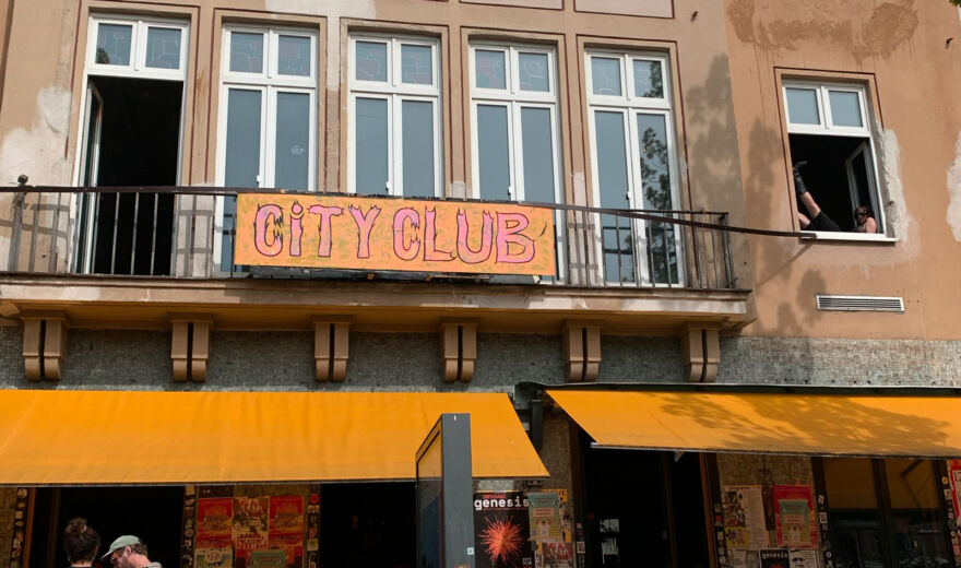 Razzia im City Club Augsburg: Großer Polizeieinsatz sorgt für heftige Kritik