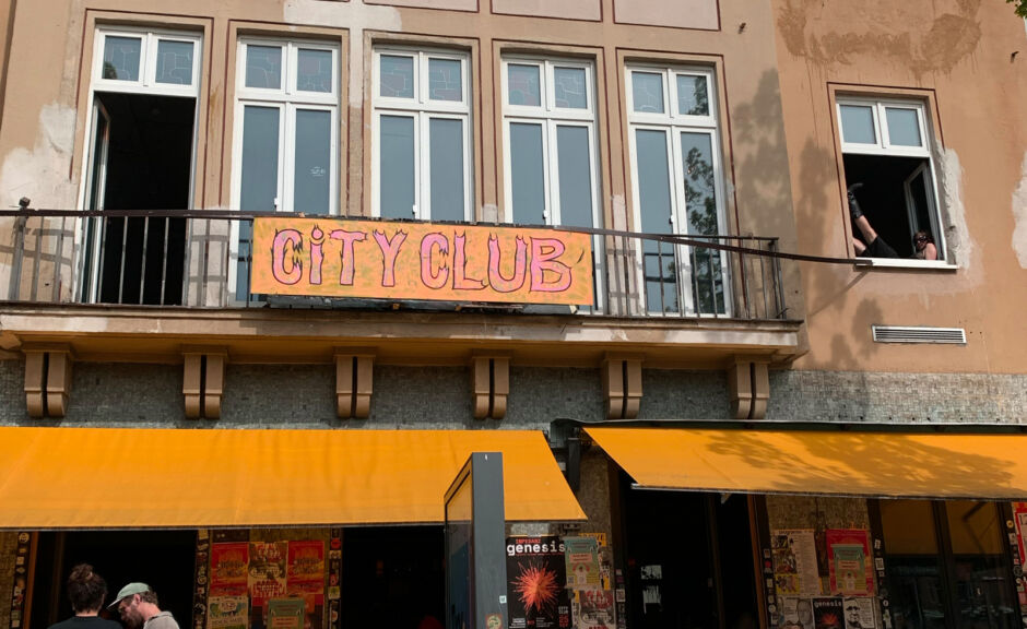 Razzia im City Club Augsburg: Großer Polizeieinsatz sorgt für heftige Kritik
