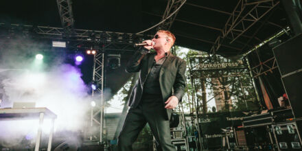 Nitzer Ebb: Frontmann Douglas McCarthy ist tot. Er wurde nur 58 Jahre alt.