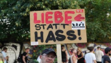 Kein Hass nur Bass: Kölner Initiative bringt ihre Botschaft auf den Zug der Liebe