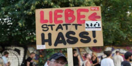 Kein Hass nur Bass: Kölner Initiative bringt ihre Botschaft auf den Zug der Liebe