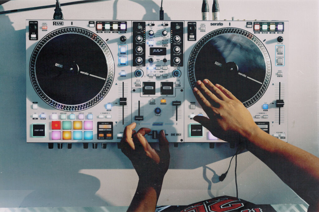 Der Rane One MKII kommt ganz in Wei&szlig; und bietet motorisierte Plattenteller.

Rane One MKII Draufsicht