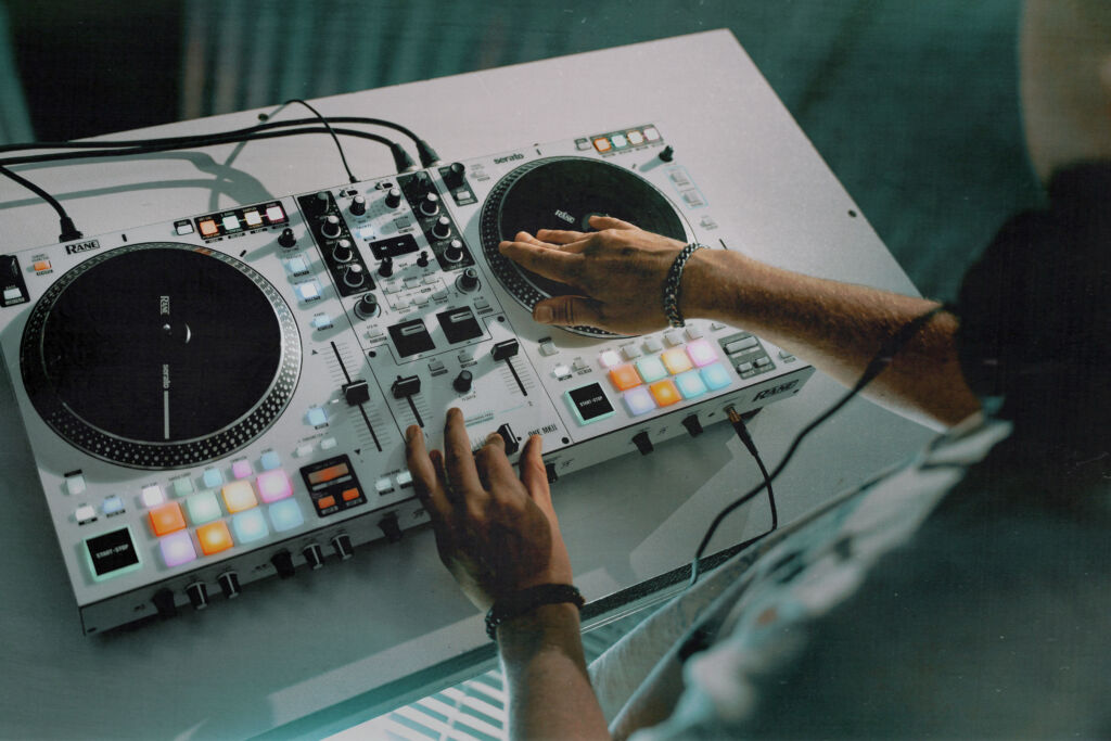 In der Mixersektion sind 29 Onboard-Effekte integriert.

Rane One MKII Draufsicht