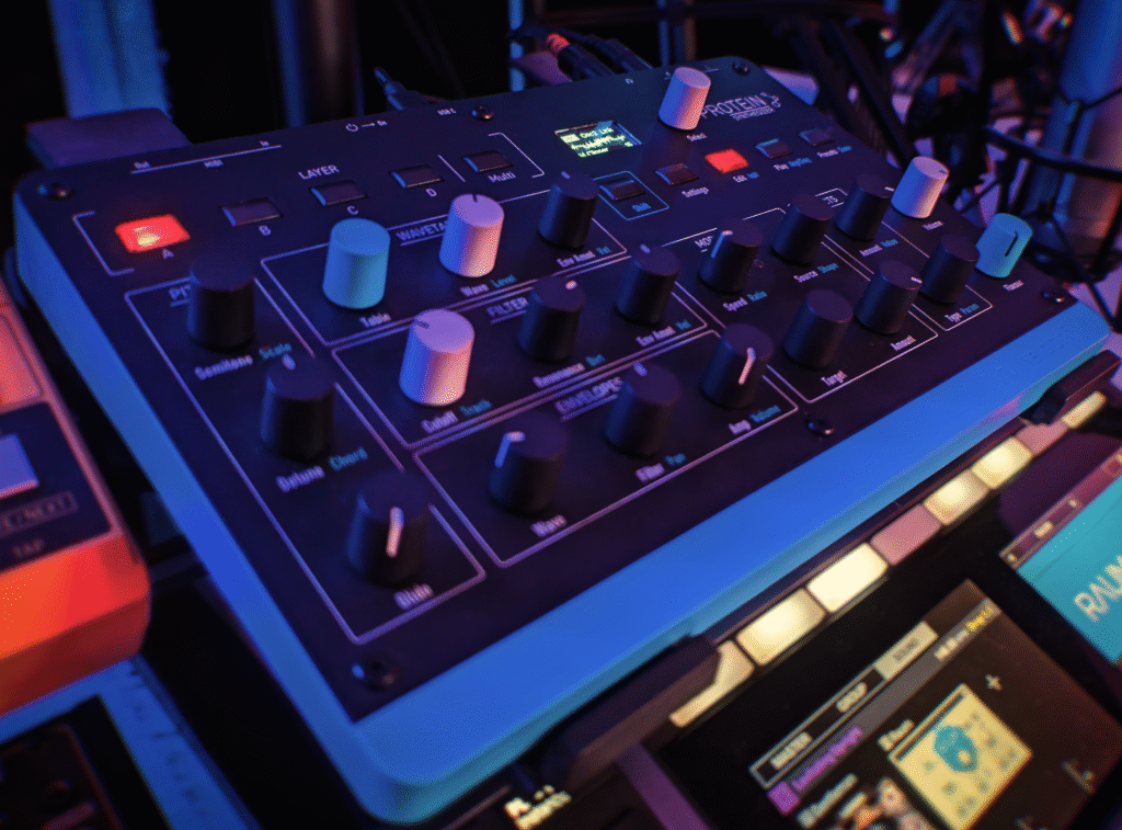 Der Waldorf Protein ist ein sehr kompakter Wavetable-Synthesizer, der mit vier unabh&auml;ngigen Layern und einer umfangreichen Modulationssektion erstaunlich viel klangliche Tiefe auf kleinem Raum bietet.

Waldorf Protein im Studio von vorne links.