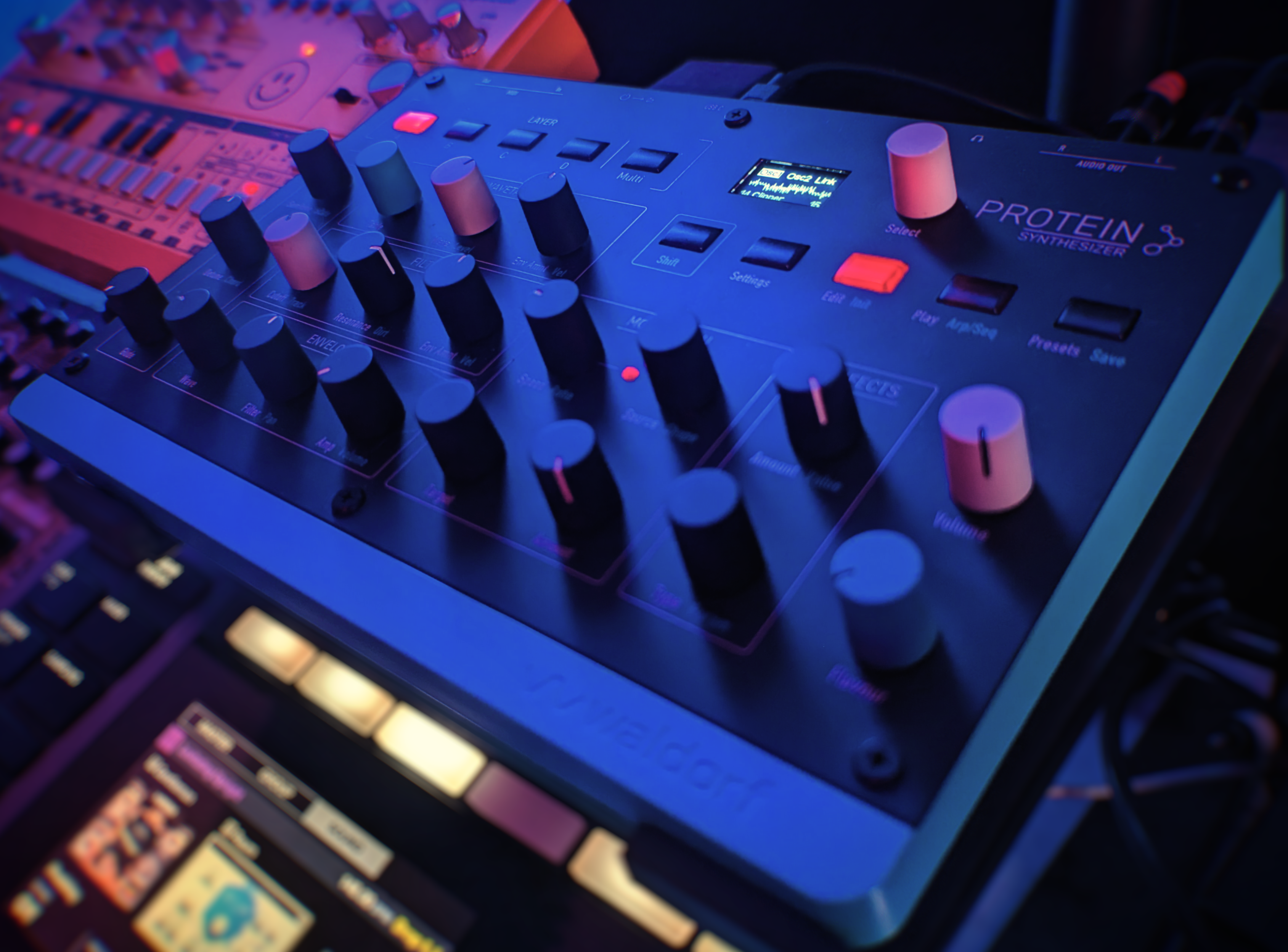 Der Waldorf Protein kommt mit einem erstaunlich umfangreichen Arpeggiator und Sequencer daher, die direkt am Ger&auml;t zu schnellen, melodisch wie rhythmisch ausgearbeiteten Ideen einladen. Waldorf Protein im Studio von vorne rechts.