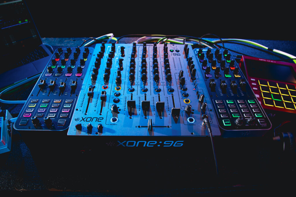 Der Allen & Heath Xone:K3 ist universell einsetzbar, er kann zum Auflegen oder im Studio genutzt werden.

Allen & Heath Xone:K3 in Kombination mit DJ-Mixer