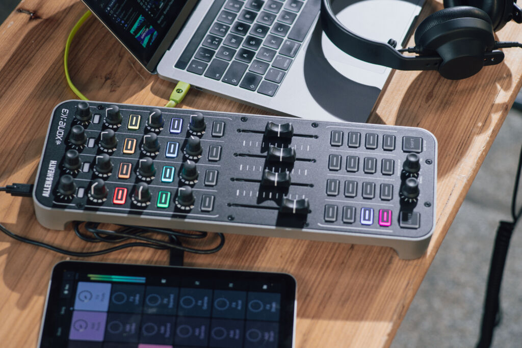 Mehrfarbige Illuminierungen erleichtern die Arbeit&nbsp; mit dem Ger&auml;t.

Allen & Heath Xone:K3 Seitenansicht