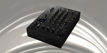 AlphaTheta DJM-V5: Neuer dreikanaliger Kreativ-Mixer für DJs vorgestellt