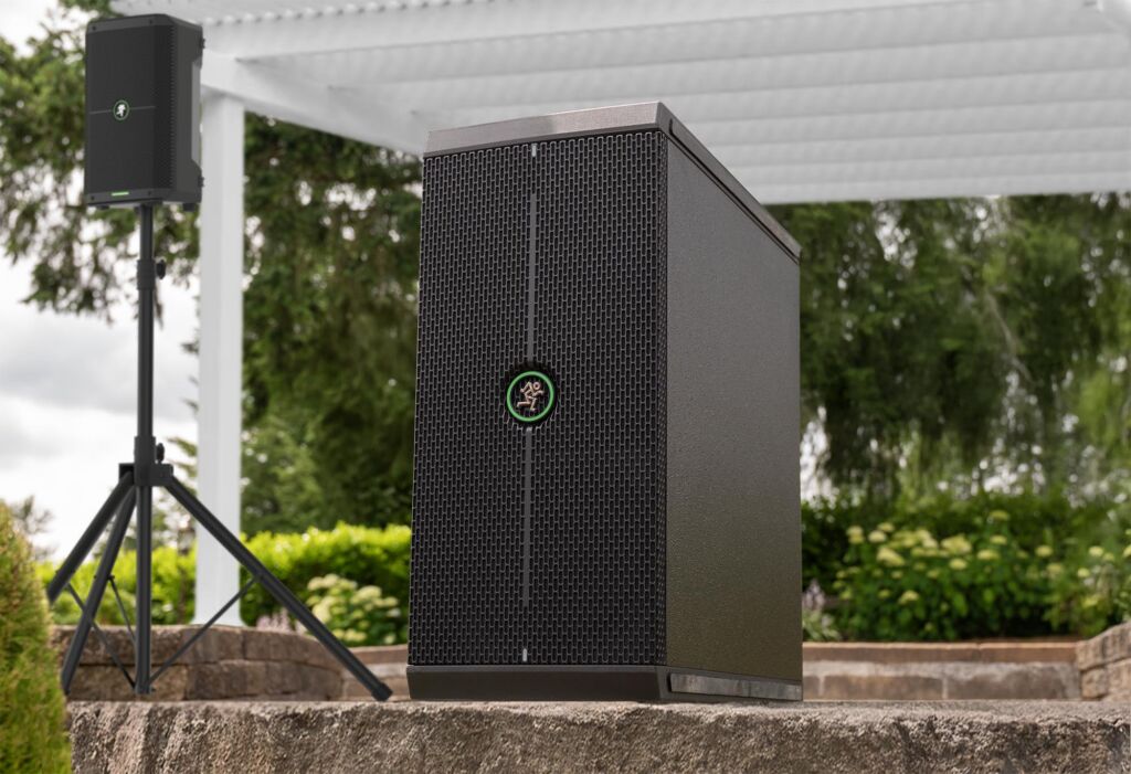 Der Mackie ThumpSub GO ist ein mobil einsetzbarer Subwoofer.

Mackie ThumpSub GO - Im Freien