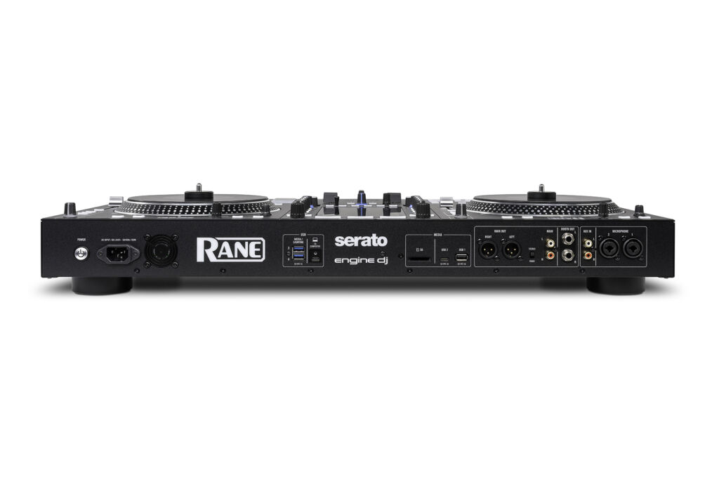 Der System One ist mit zahlreichen Audioanschl&uuml;ssen ausgestattet und bietet eine Reihe an USB-Ports sowie einen SD-Kartenslot.

Rane System One - R&uuml;ckseite