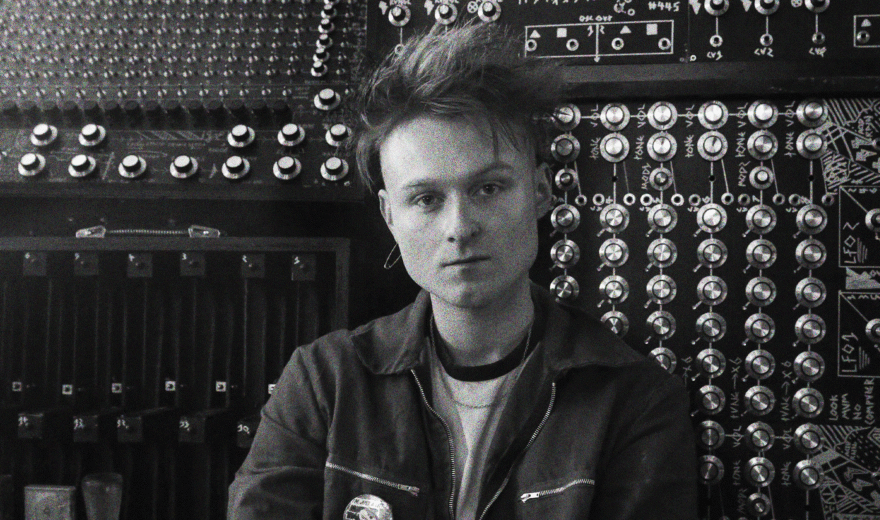 Look Mum No Computer: Synthesizer-YouTuber tritt beim Eurovision Song Contest an