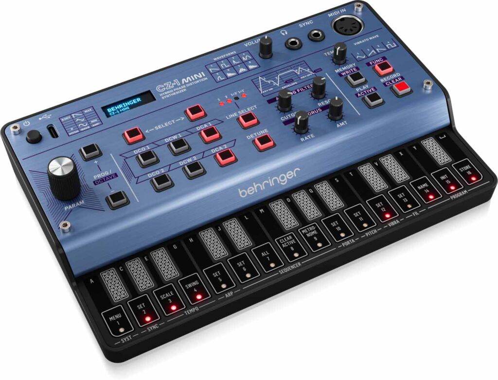 Der Behringer CZ-1 mini ist ein ultrakompakter Hybrid-Synthesizer, der die klassische Phase-Distortion-Synthese mit einem analogen 24-dB-Tiefpassfilter kombiniert.

Behringer CZ-1 mini von seitlich vorne oben.