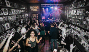 Nachtschicht im Plattenladen: Warum In-Store-Events die neue Clubszene sind