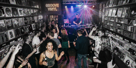 Nachtschicht im Plattenladen: Warum In-Store-Events die neue Clubszene sind