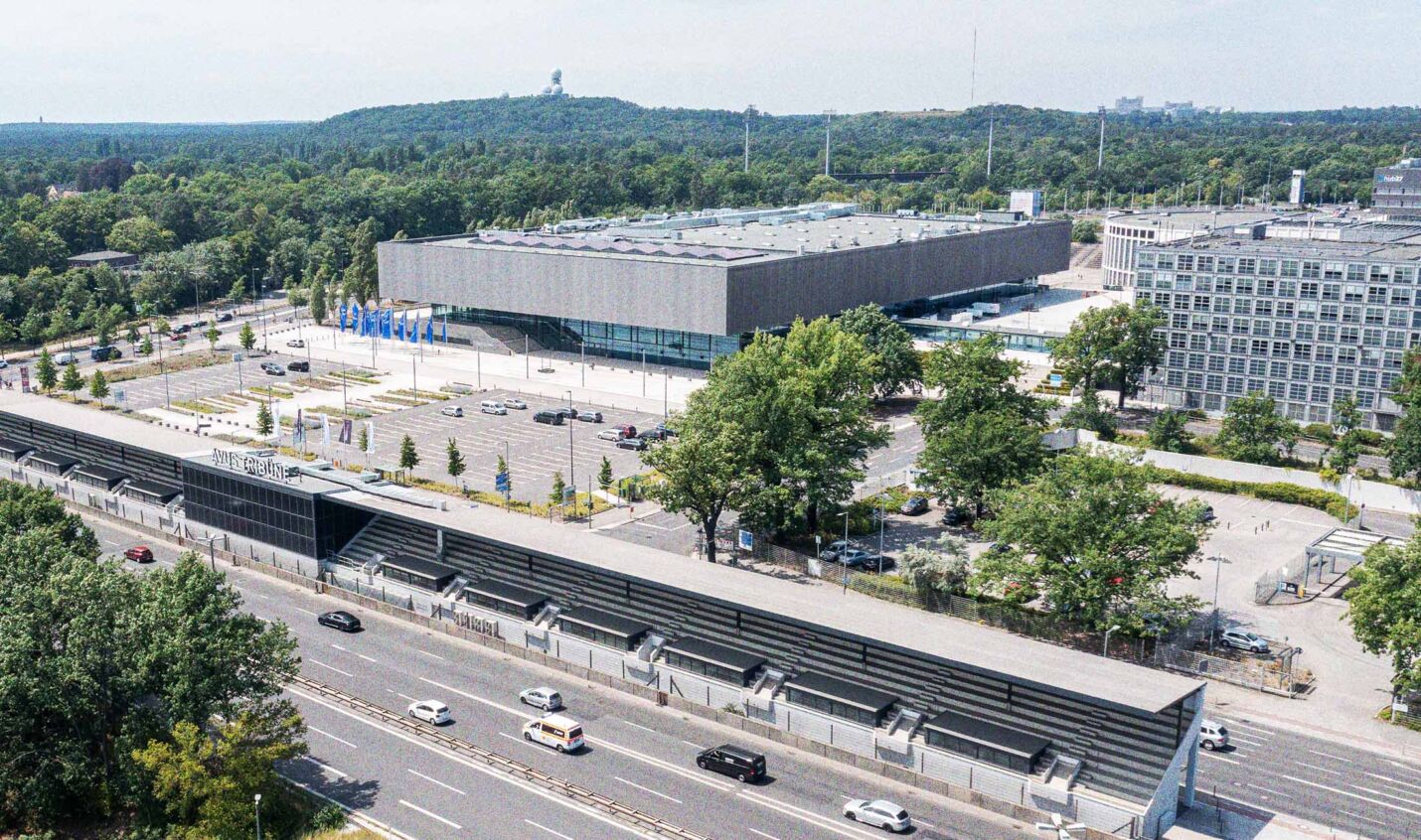 C115: Berlins neuer Techno-Club eröffnet erste Klubnacht unter ehemaliger Formel-1-Tribüne