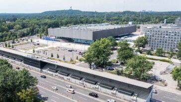 C115: Berlins neuer Techno-Club eröffnet erste Klubnacht unter ehemaliger Formel-1-Tribüne