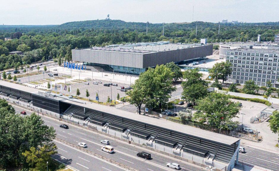 C115: Berlins neuer Techno-Club eröffnet erste Klubnacht unter ehemaliger Formel-1-Tribüne