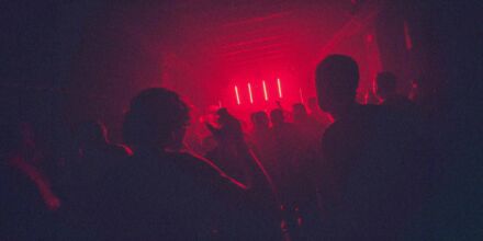 "Krieg gegen Drogen": Wie rechte Politik die ungarische Clubkultur erstickt