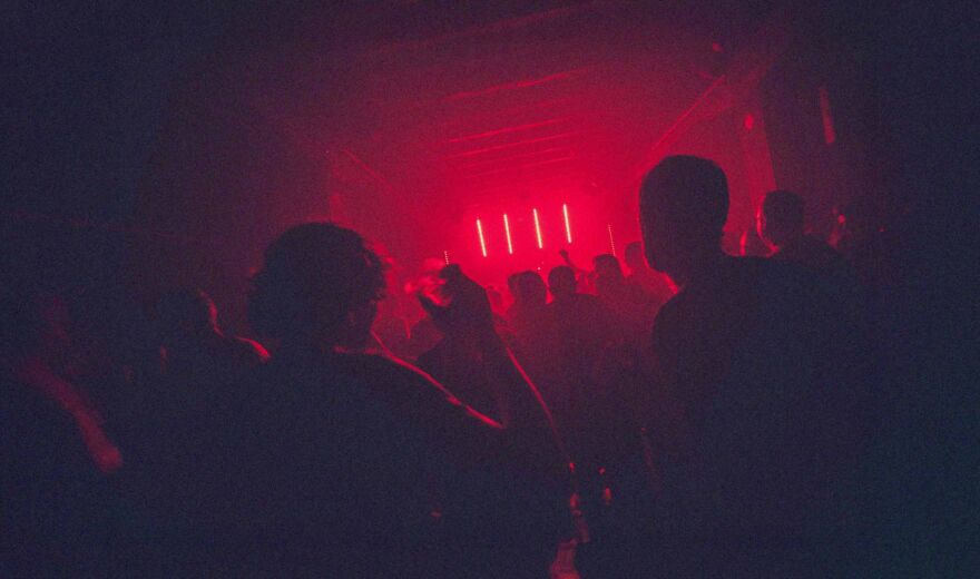 "Krieg gegen Drogen": Wie rechte Politik die ungarische Clubkultur erstickt