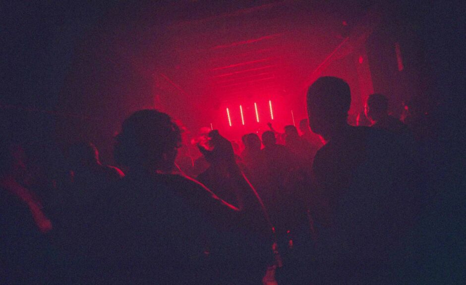 "Krieg gegen Drogen": Wie rechte Politik die ungarische Clubkultur erstickt