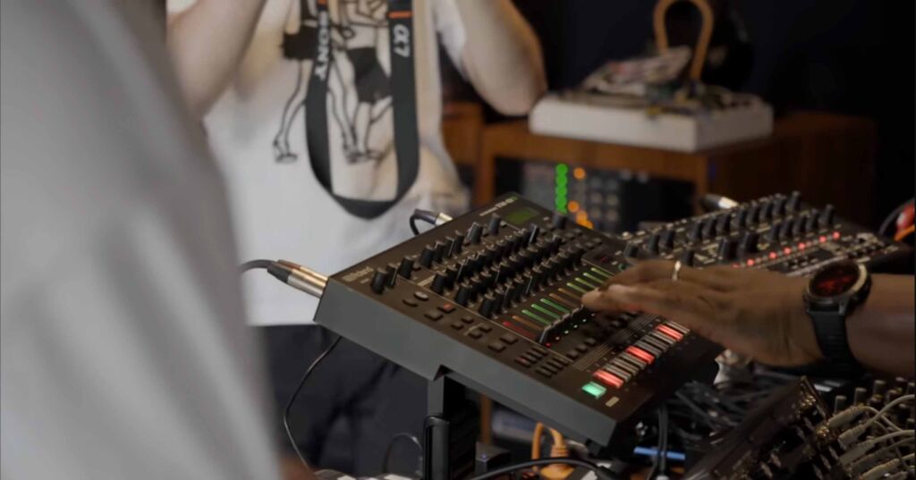 Der Roland TR-8S bildet die Drum-Basis.
Equipmentansicht